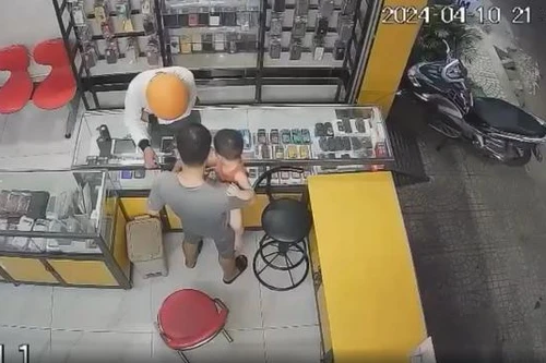 Đang bế con vẫn tóm gọn tên cướp giật điện thoại