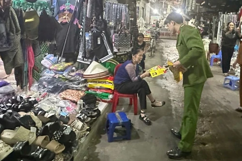 'Giặc lửa' rình rập chợ dân sinh, Cảnh sát phòng cháy vào cuộc từng sạp hàng