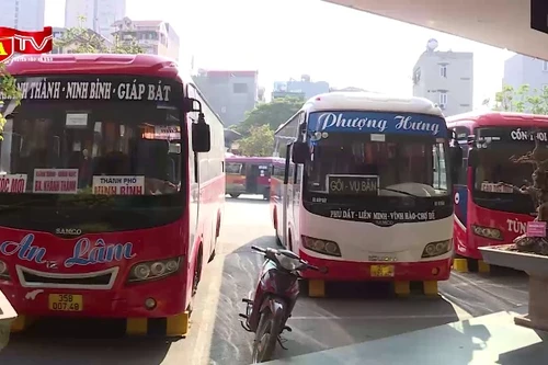 Vé máy bay đắt, người dân lựa chọn đường sắt và xe khách