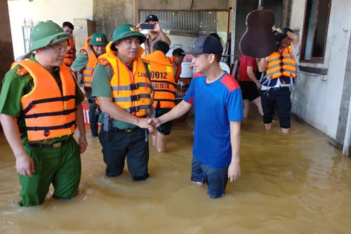 Lãnh đạo CATP Hà Nội thăm hỏi, tặng quà nhân dân bị ảnh hưởng bởi lũ tại xã Trung Giã