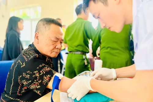 Công an quận Ba Đình hướng dẫn người dân lấy mẫu máu định danh ADN