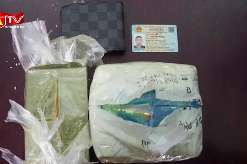 1 bánh heroin, 1kg ma tuý nguỵ trang trên xe khách