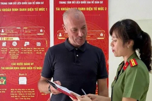 Công an phường Phúc Lợi soạn thông báo song ngữ cấp tài khoản định danh cho người nước ngoài