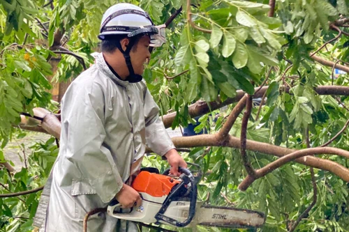 Công an quận Long Biên thông đêm, xuyên sáng khắc phục thiệt hại do bão