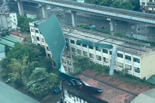 Clip: Toà nhà Công ty giày Thượng Đình tung mái tôn do bão