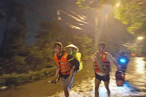 Xuyên đêm di dời 309 hộ, 1.115 nhân khẩu ra khỏi khu vực nguy hiểm ở thị xã Sơn Tây