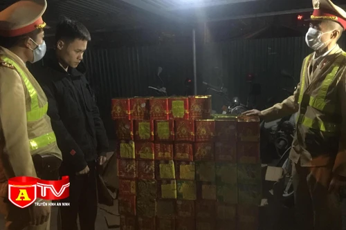 Cảnh sát giao thông Hà Nội phát hiện đối tượng vận chuyển 139 hộp pháo nổ