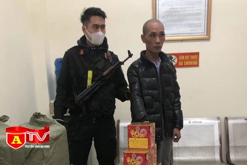 Cảnh sát cơ động tuần tra phát hiện ô tô chở 250 kg pháo nổ