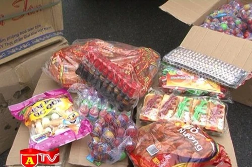 Công an quận Hoàng Mai phát hiện lượng lớn bánh kẹo trẻ em hết hạn, nhập lậu