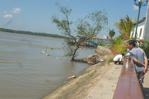 Một cô gái mặc váy cưới nhảy sông Hàm Luông tự vẫn