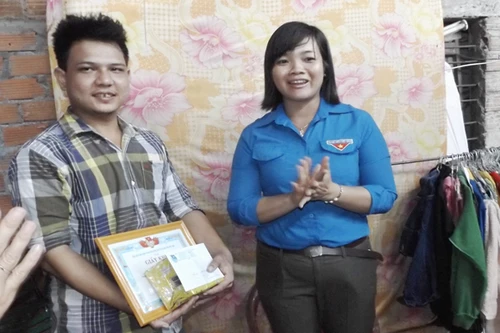 Nam thanh niên lao xuống sông cứu 2 người bất chấp sóng to, gió lớn