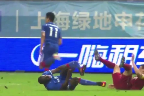 Demba Ba - cựu sao Chelsea bị gãy chân kinh hoàng tại Trung Quốc
