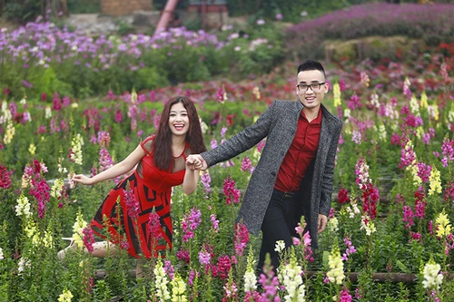 Cặp quán quân Hà Duy - Hoàng Yến lãng mạn giữa vườn hoa xuân