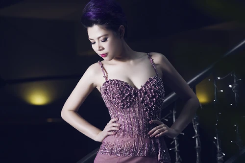 Thanh Thảo diện đầm kiêu sa khoe vòng 1 gợi cảm