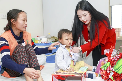 Hoa hậu Ngọc Anh mang Tết đến với bệnh nhân Viện huyết học