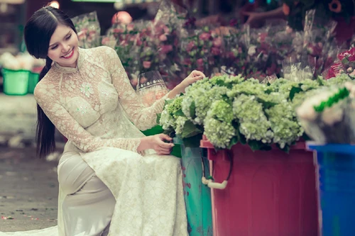 Người mẫu Kim Nguyên thướt tha áo dài dạo chợ hoa