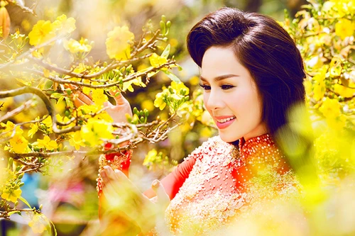 Á hậu Tố Uyên khoe nhan sắc rạng ngời bên mai vàng