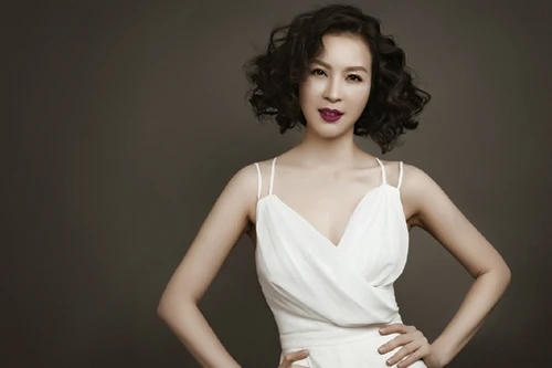 Ngỡ ngàng trước vẻ quyến rũ của MC Thanh Mai