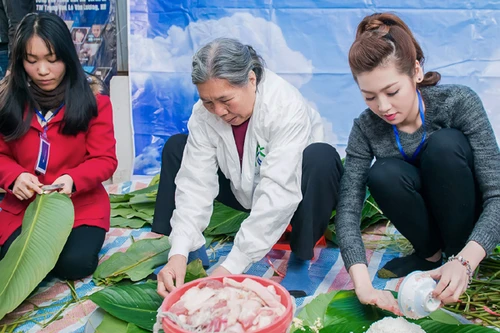 Á hậu Tú Anh gói bánh chưng tặng người nghèo ăn Tết