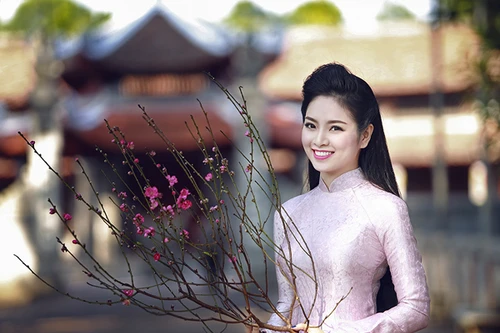 Hoa hậu Ngọc Anh rạng ngời giữa chốn thiền môn