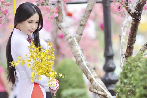 Mẫu nude Xuân Thuỳ “tái xuất” lạ lẫm với áo dài