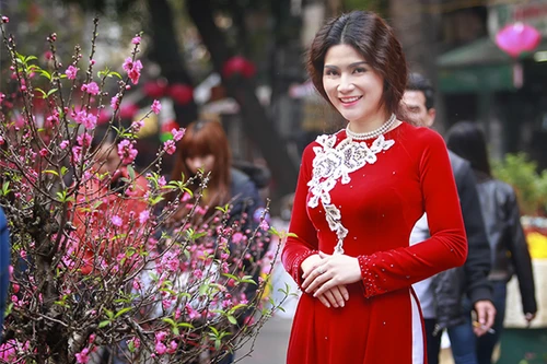 Diễn viên Quỳnh Hoa “rực lửa” xuống phố ngày xuân