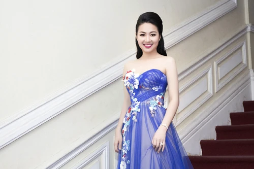 Lê Khánh “tái xuất” rạng ngời sau đám cưới