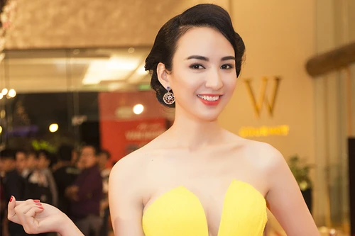 Hoa hậu Ngọc Diễm khoe vai trần và vòng 1 đầy gợi cảm