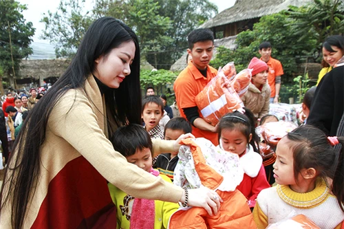 Hoa hậu Ngọc Anh mang đông ấm về xứ Thanh
