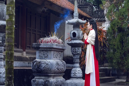 Hoa hậu Ngọc Anh thành kính đi lễ chùa