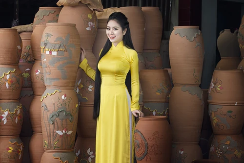 Hoa hậu Ngọc Anh khoe vóc dáng "đồng hồ cát" ở làng gốm