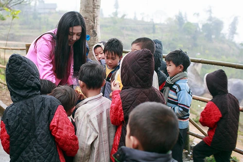 Nguyễn Thị Loan đội rét thăm trẻ em vùng cao