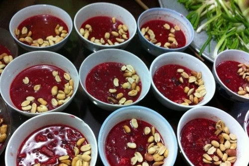 Ăn tiết canh lợn, cụ ông sốt cao, nguy kịch