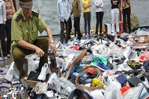 [Clip] Nhức nhối tình trạng hàng giả, nhái các thương hiệu nổi tiếng