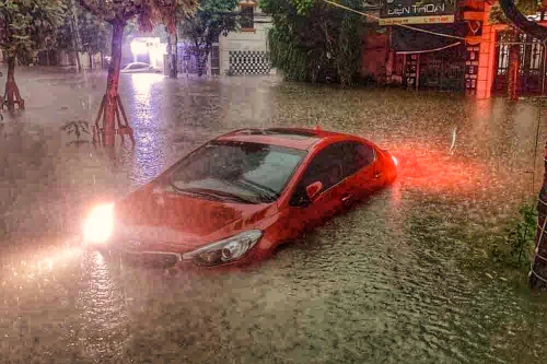 Thái Nguyên ngập lụt kỷ lục, ô tô "bơi ngoi ngóp" giữa "biển nước" trắng xóa