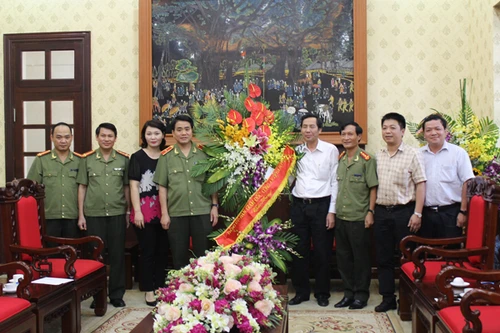 Giám đốc CATP Hà Nội chúc mừng một số cơ quan thông tấn, báo chí