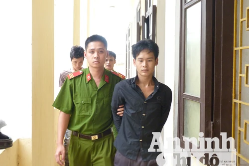 Bé gái liên tiếp bị 2 gã bạn mới quen ép giao cấu “tay ba”