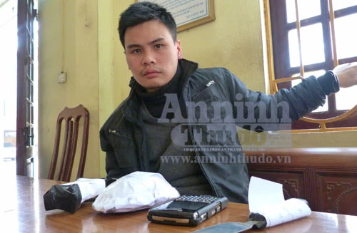 Bắt tên cướp ngân hàng giữa ban ngày bằng mìn tự tạo