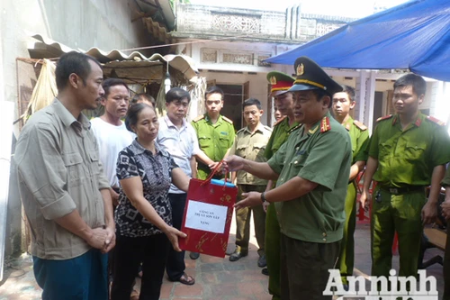 Thăm hỏi, tặng quà cho gia đình nạn nhân vụ giết, hiếp ở Sơn Tây