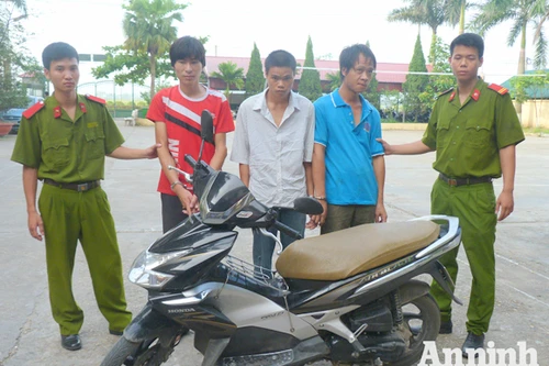 Bắt nhóm cướp xe máy trên Quốc lộ 32