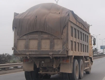 Người đàn ông tử vong trên vết lốp ô tô