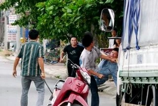 Thuê côn đồ bắt cóc vợ giữa chợ