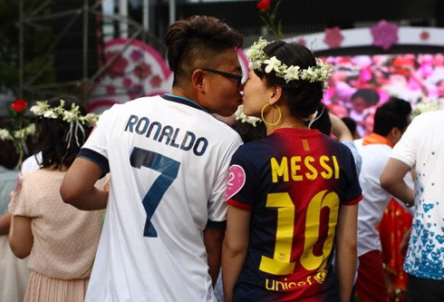"C. Ronaldo cưới Messi"