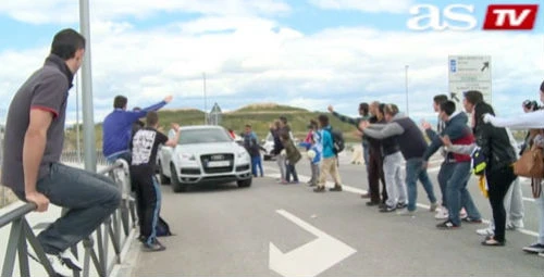 CĐV Real chặn xe sỉ vả Mourinho thậm tệ