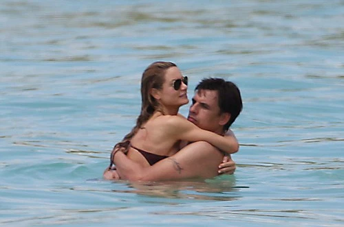 HLV Coleman bỏ vợ theo người đẹp