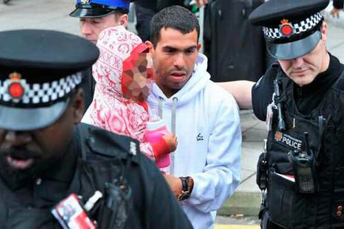 Tevez thoát án tù, phải lao động công ích 250 giờ 