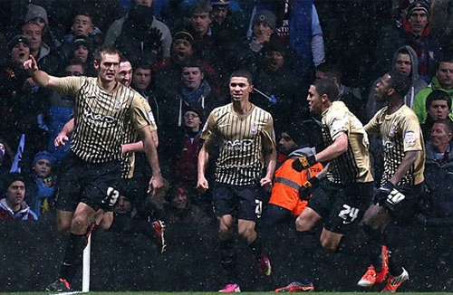 Các cầu thủ Bradford làm nên lịch sử 