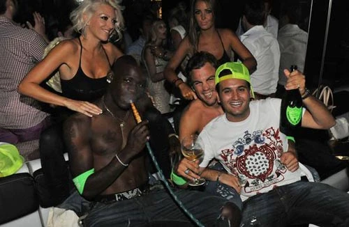 Balotelli thác loạn bên rượu mạnh và gái đẹp