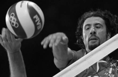 Ngôi sao bóng chuyền đột tử trên sân