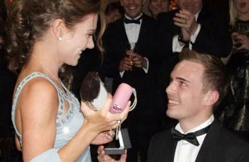 Cầu thủ lấy trộm tiền của vợ sắp cưới đi đánh bạc